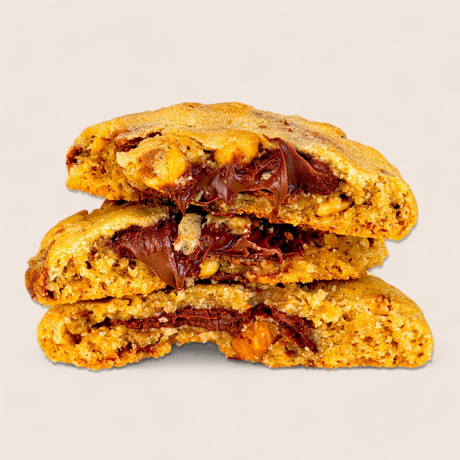 Cookies tradizionali ripieni di crema nocciola e cacao.