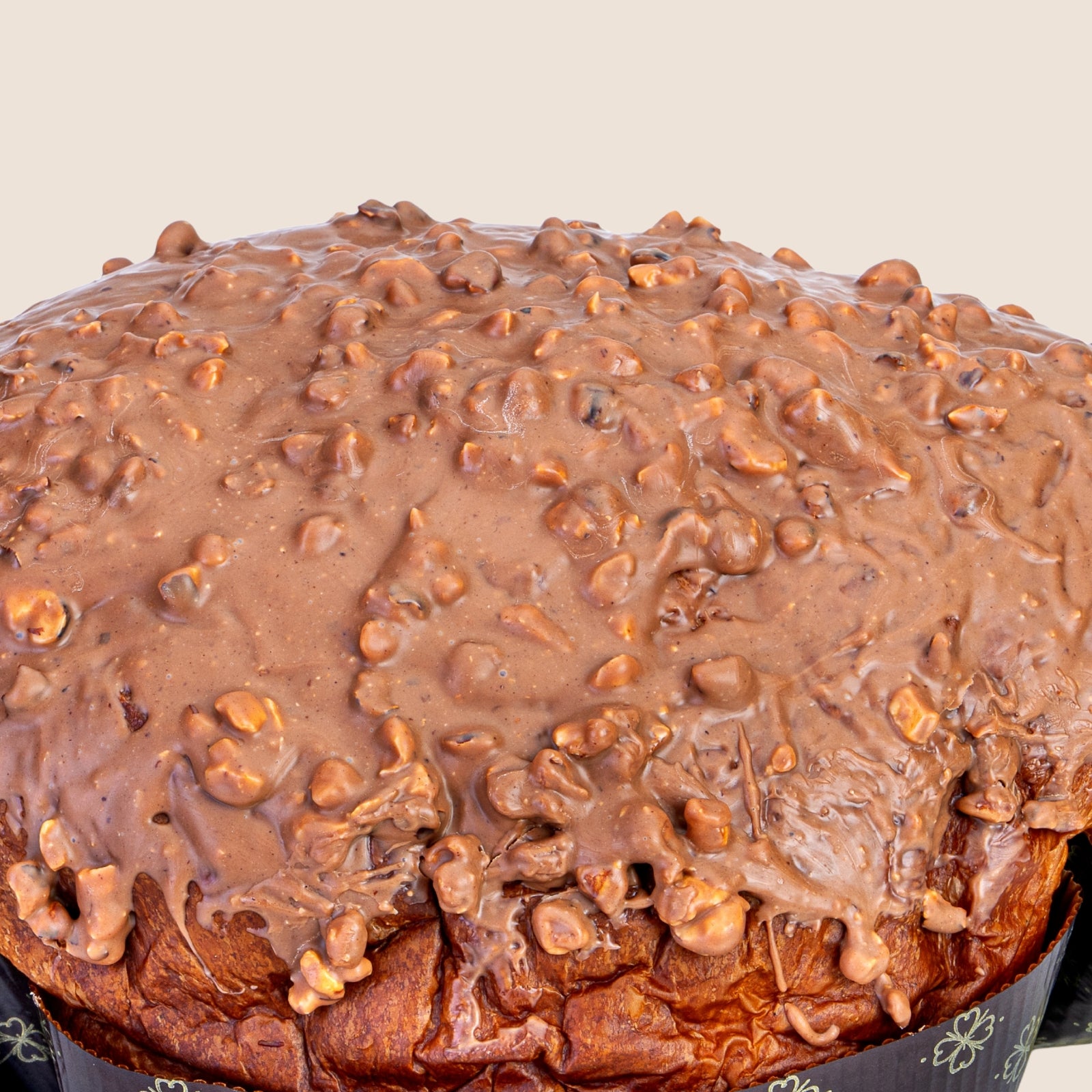 Colomba artigianale Gianduiotta, farcita con crema alla gianduia.