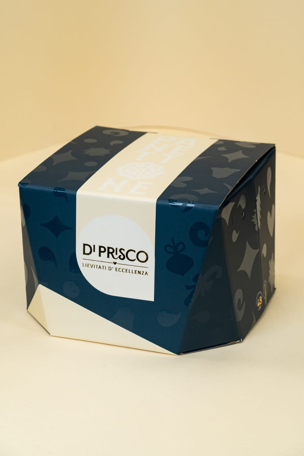 Panettone artigianale Speciale Nocciobianco, con vasetto di crema spalmabile Nocciola e cioccolato bianco